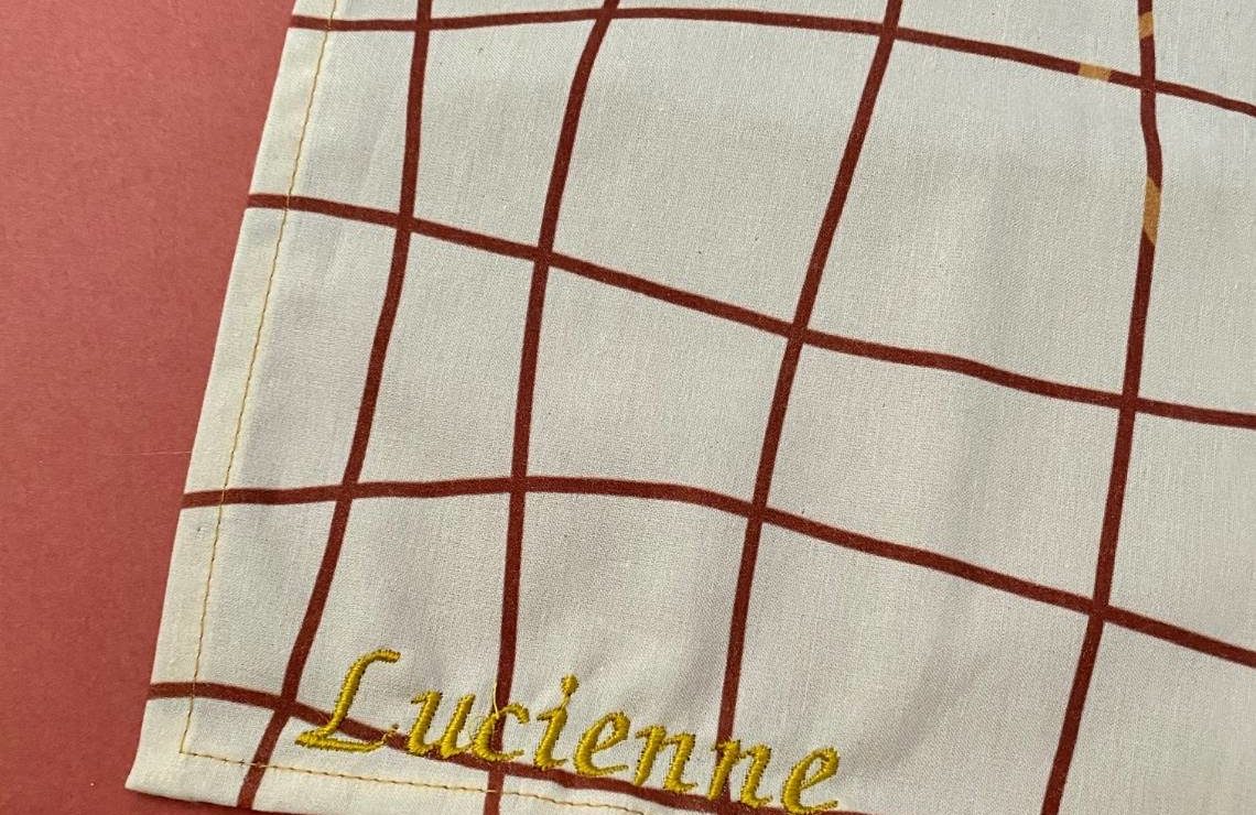 Prénom Lucienne brodés sur un mouchoir en tissu Bio