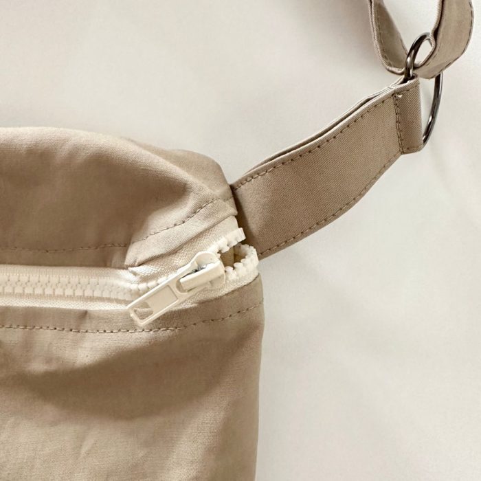 grand-sac-banane-femme-taupe-detail